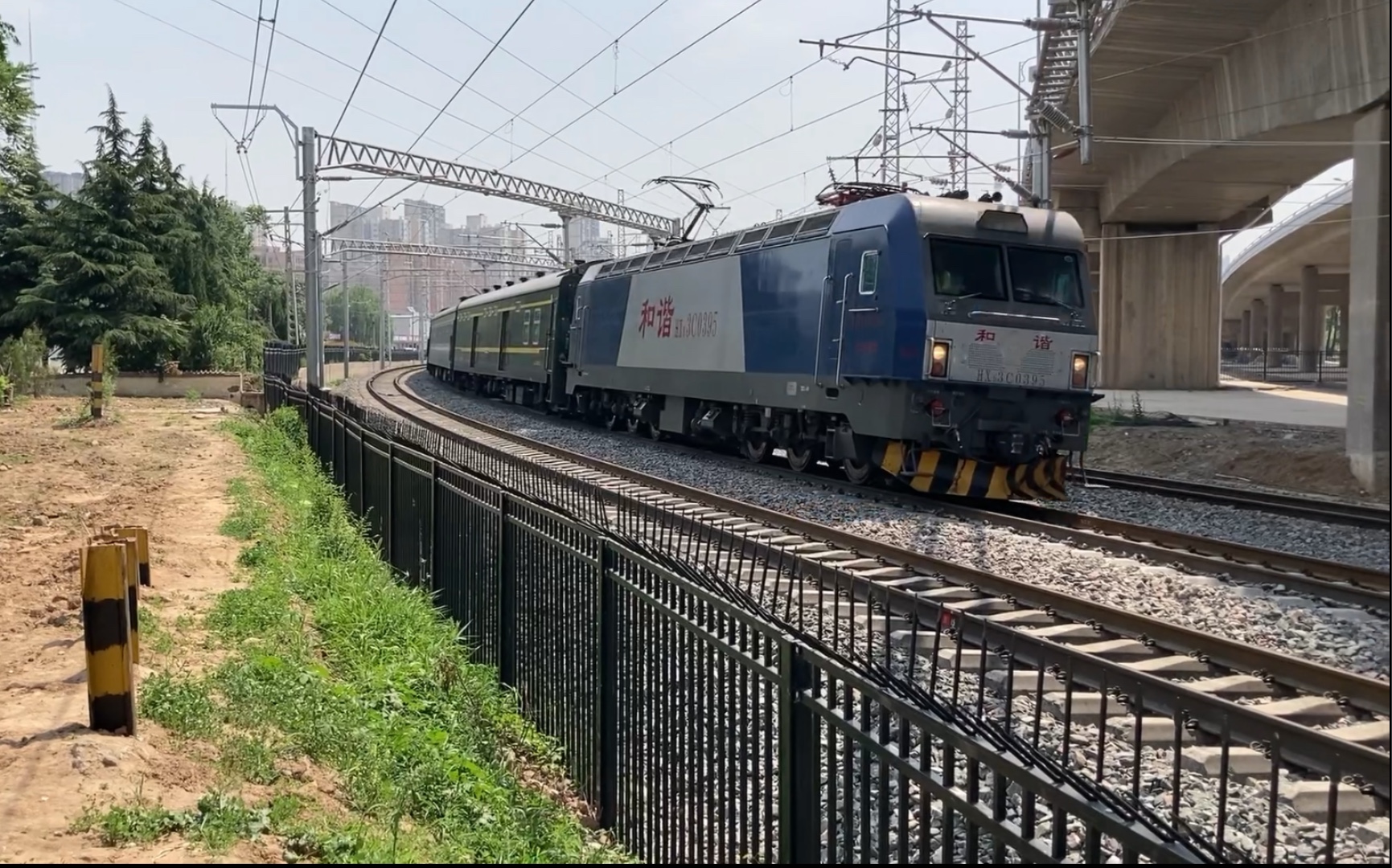 西安站罕见的hxd3c,京局津段hxd3c牵引k213次缓慢接近西安站