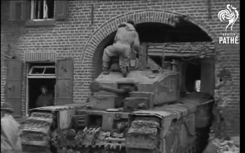 [图]【历史影像】英军丘吉尔步兵坦克在欧洲行军（1944）（原题：Invasion Scenes Europe - British）