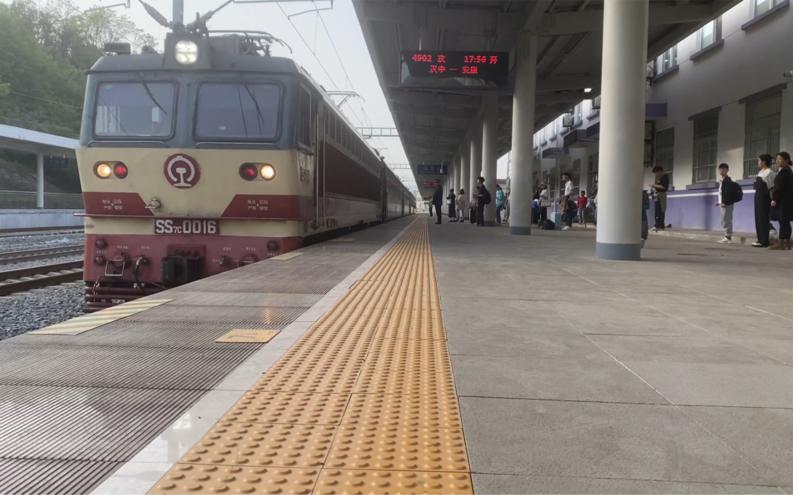 『阳安线上最后的7c』客车4902停靠汉阴站