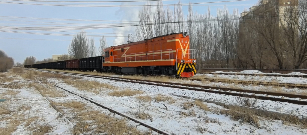 中国铁路平煤线:df12型内燃机车,牵引元宝山平煤铁路自备货车,通过