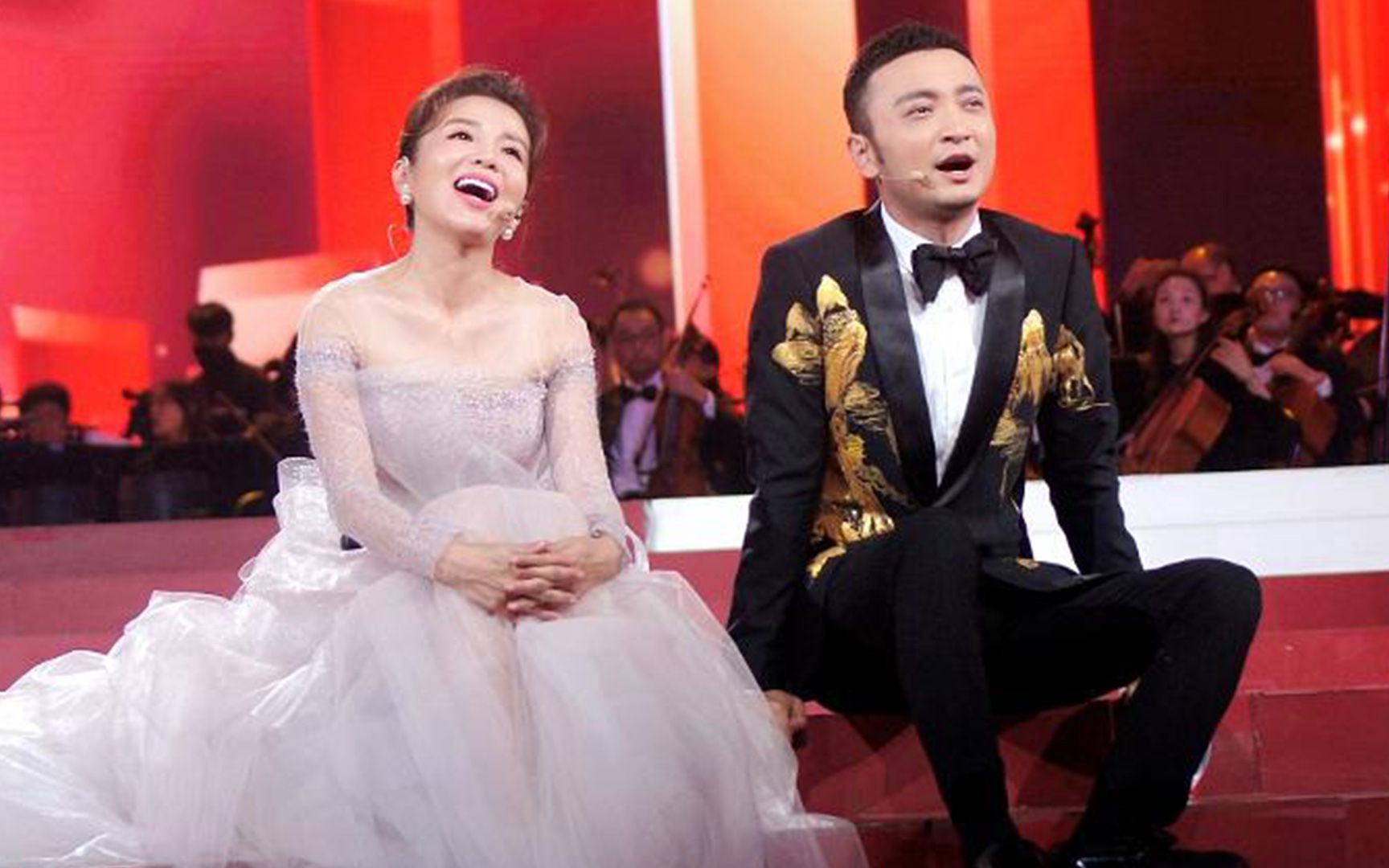 尼格买提公主抱朱迅!轻松抱起臂力超强,细节捂裙摆显绅士