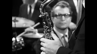 Télécharger la video: 【Dave Brubeck】《Take Five》比利时现场1964