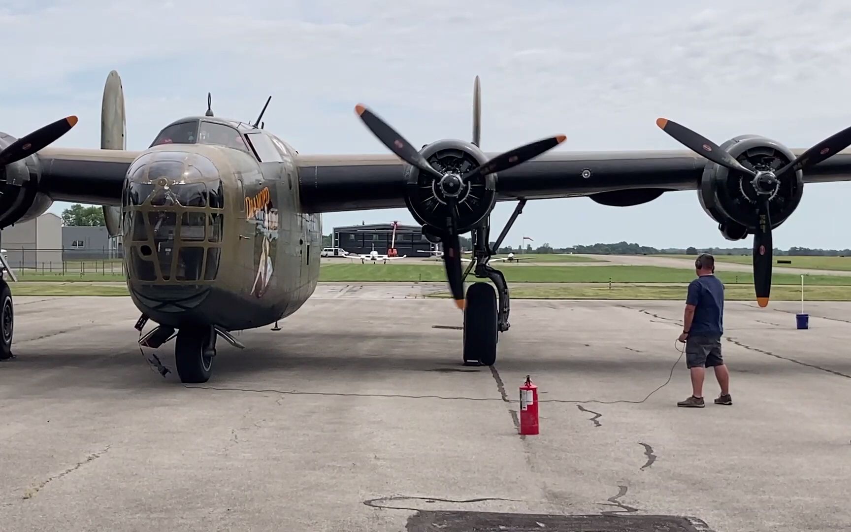 美国b24轰炸机发动机启动