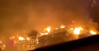 Télécharger la video: 山东一高校门口起火，现场火光冲天浓烟滚滚，学生：半夜被炸醒