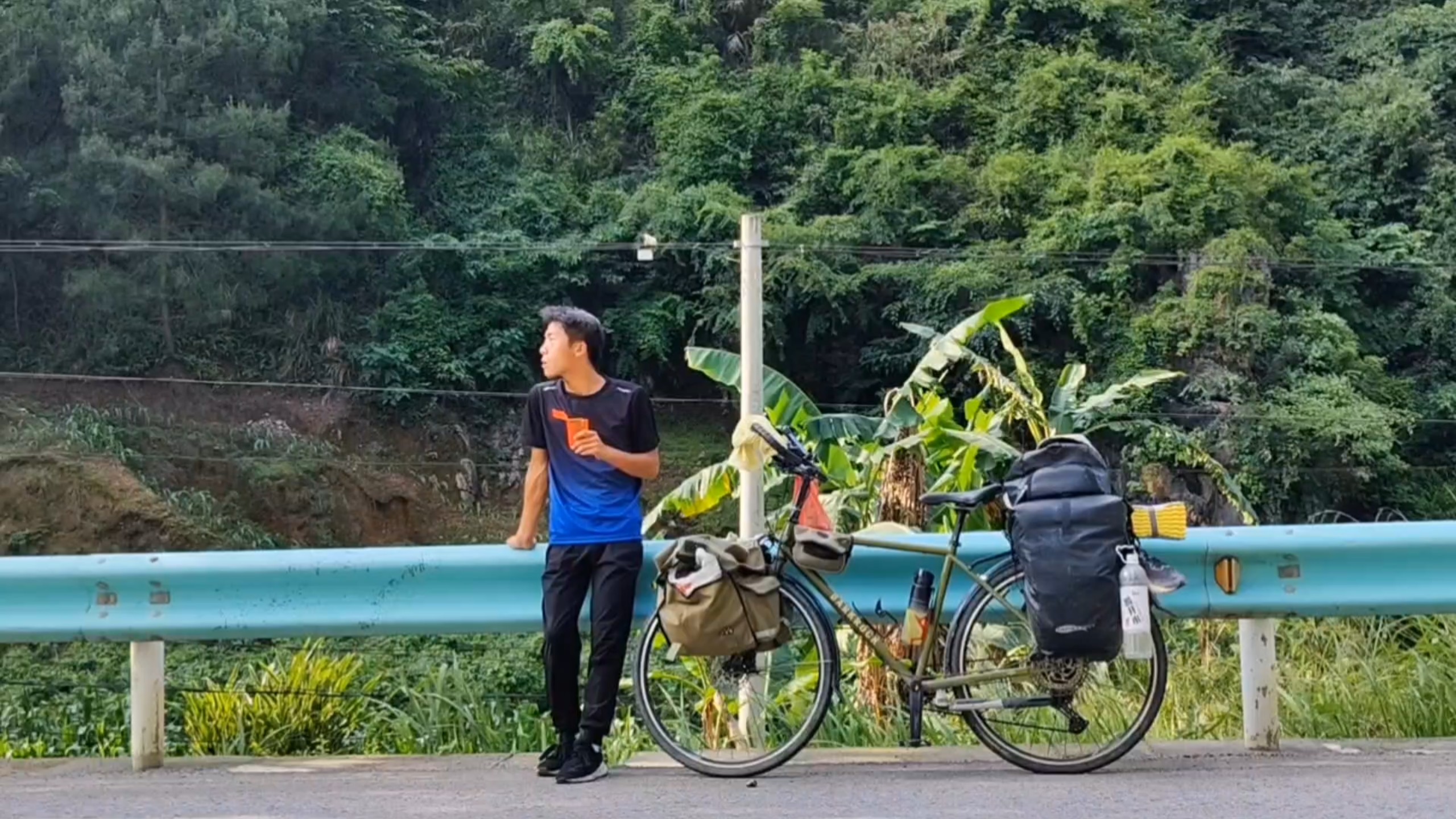 骑行黔西南，漫漫长坡蚊虫相随。暮色凉亭独享山野晚餐