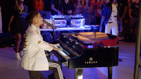 [图]Alicia Keys - Empire State of Mind Part II" (Broken Down) - Live NYC Tribute