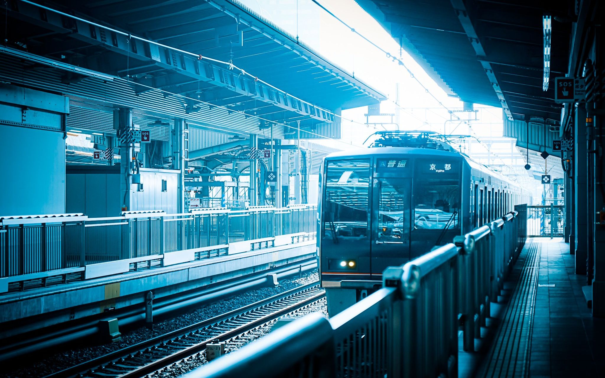 [图]【超広角前面展望】普通電車が速すぎる！並走バトル連発！外側快速や新快速とデットヒートでやべえ！ 321系 各駅停車 京都～神戸【Japan Rail Front