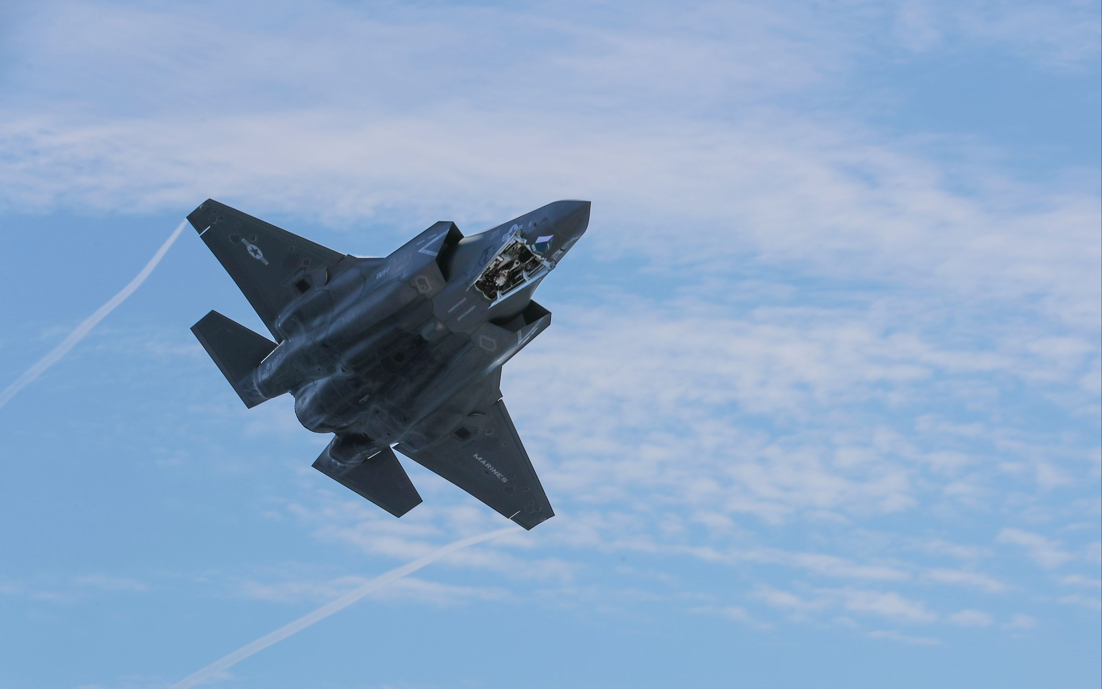 美国海军陆战队vmx-1战斗机中队f-35b飞越美国海军新锐两栖攻击舰