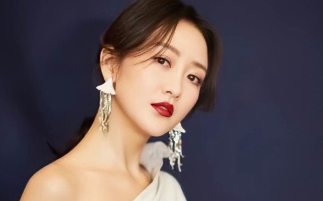 王鸥被曝怀孕?风波升级引热议,与何九华恋情稳定甜蜜蜜?