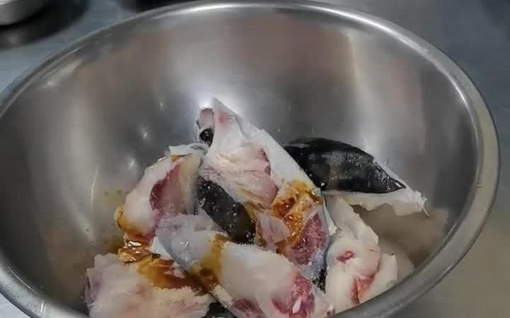 传统佛山名菜顺德煎焗鱼头,色香味俱全