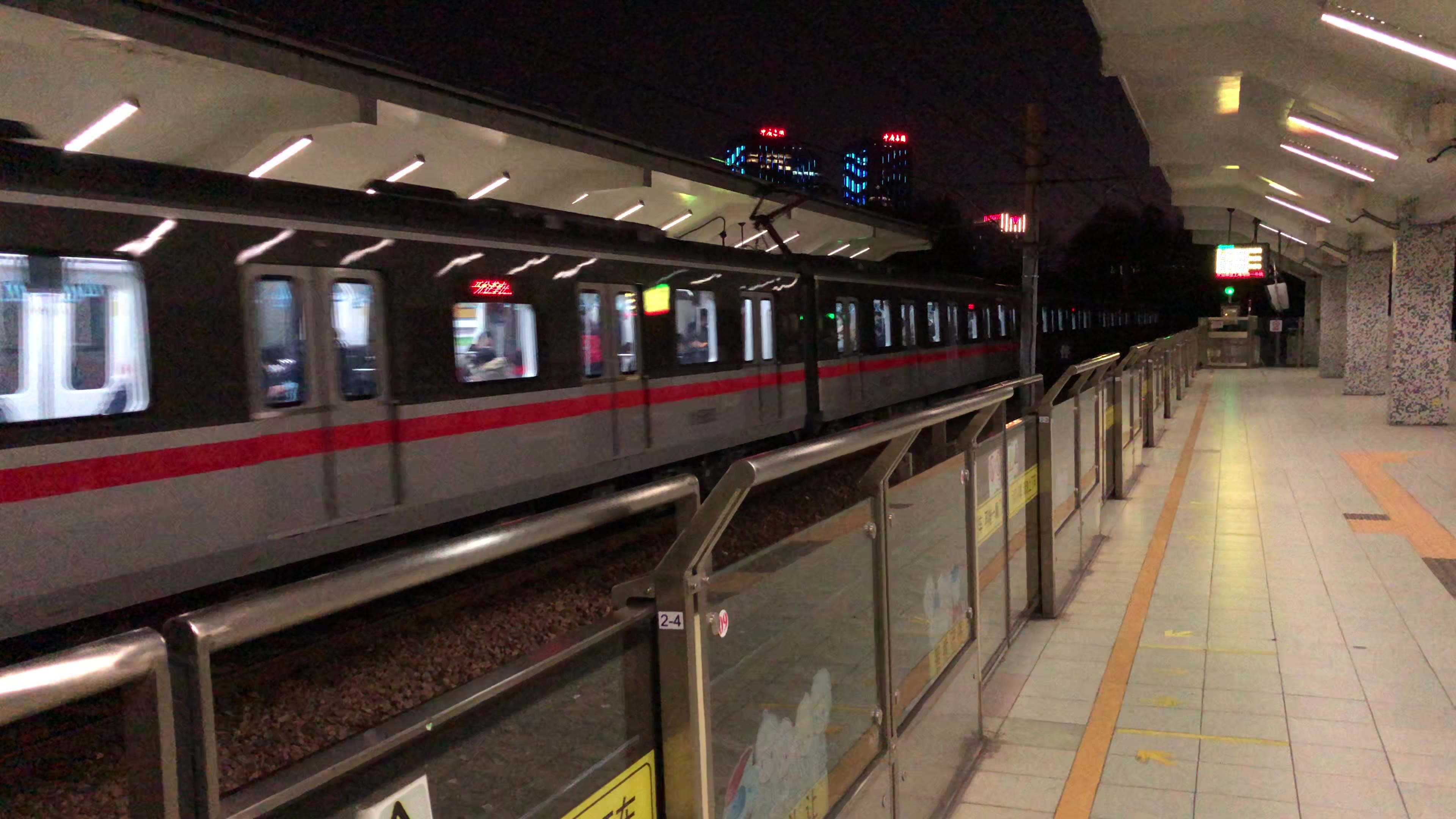 01077号车01a07型电动客车外环路往莘庄方向进站