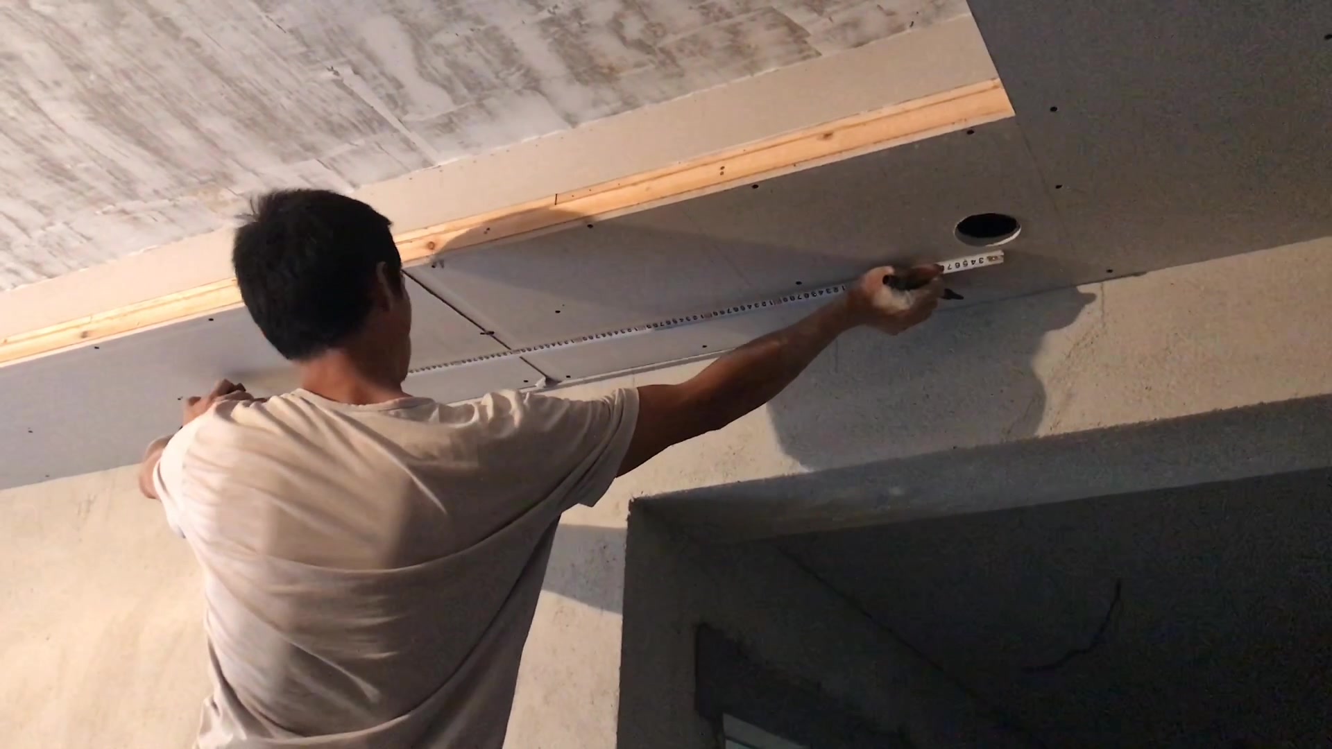 客厅吊顶已经完成,筒灯开孔电工叫木工开,到底谁开呢?