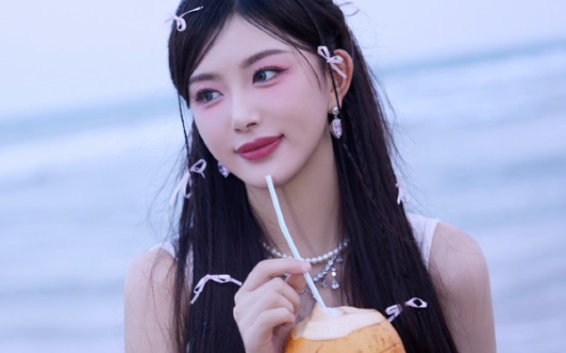 5.20孔雪儿抖音露营歌会,粉色,黑色造型
