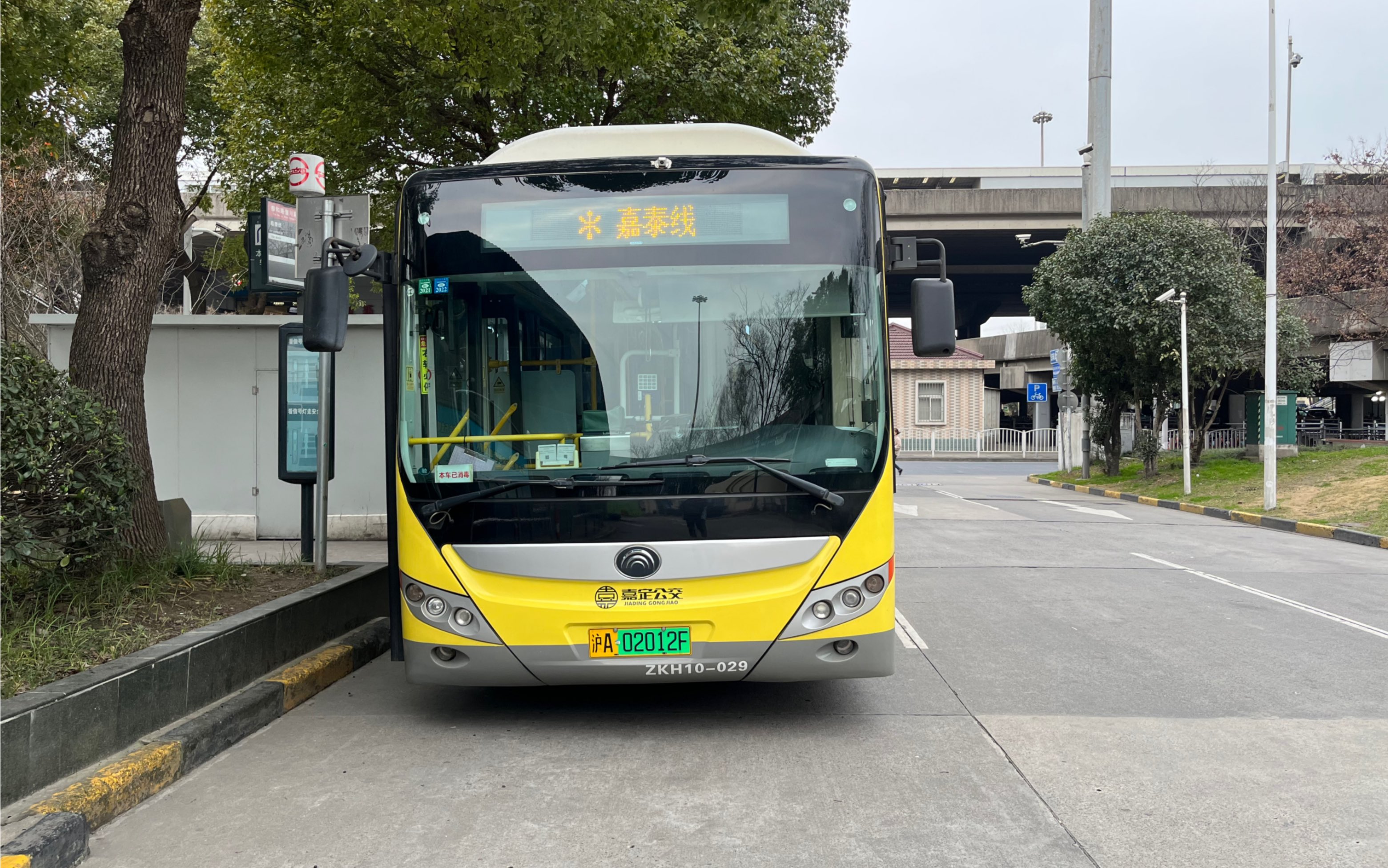 上海公交 嘉泰线 嘉定北方向前档视角原速