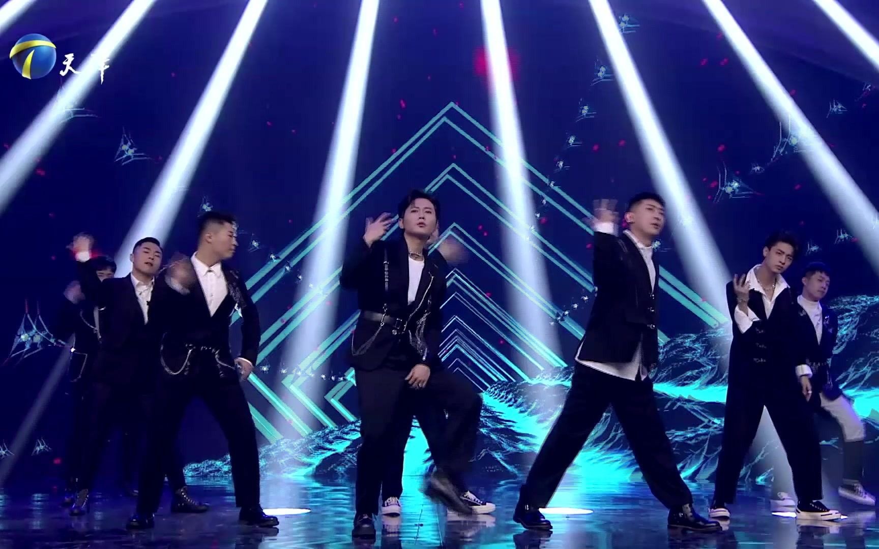 天津卫视德云社相声春晚德云团舞