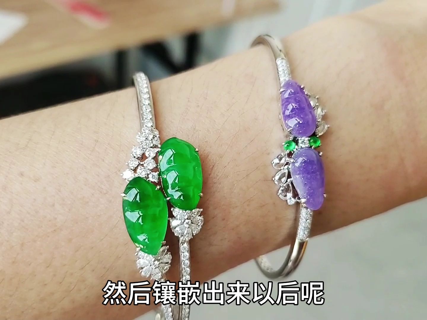 翡翠蛋面设计镶嵌成手镯,款式新颖简约时尚