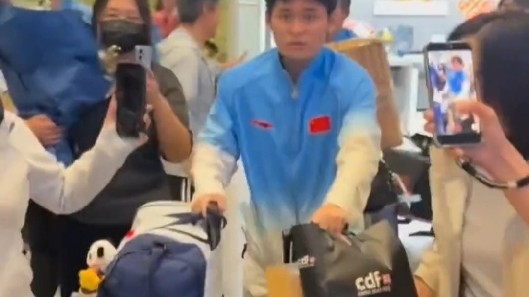 王励勤笑了！国乒获热烈欢迎，林诗栋人气高，6金4银1铜收官