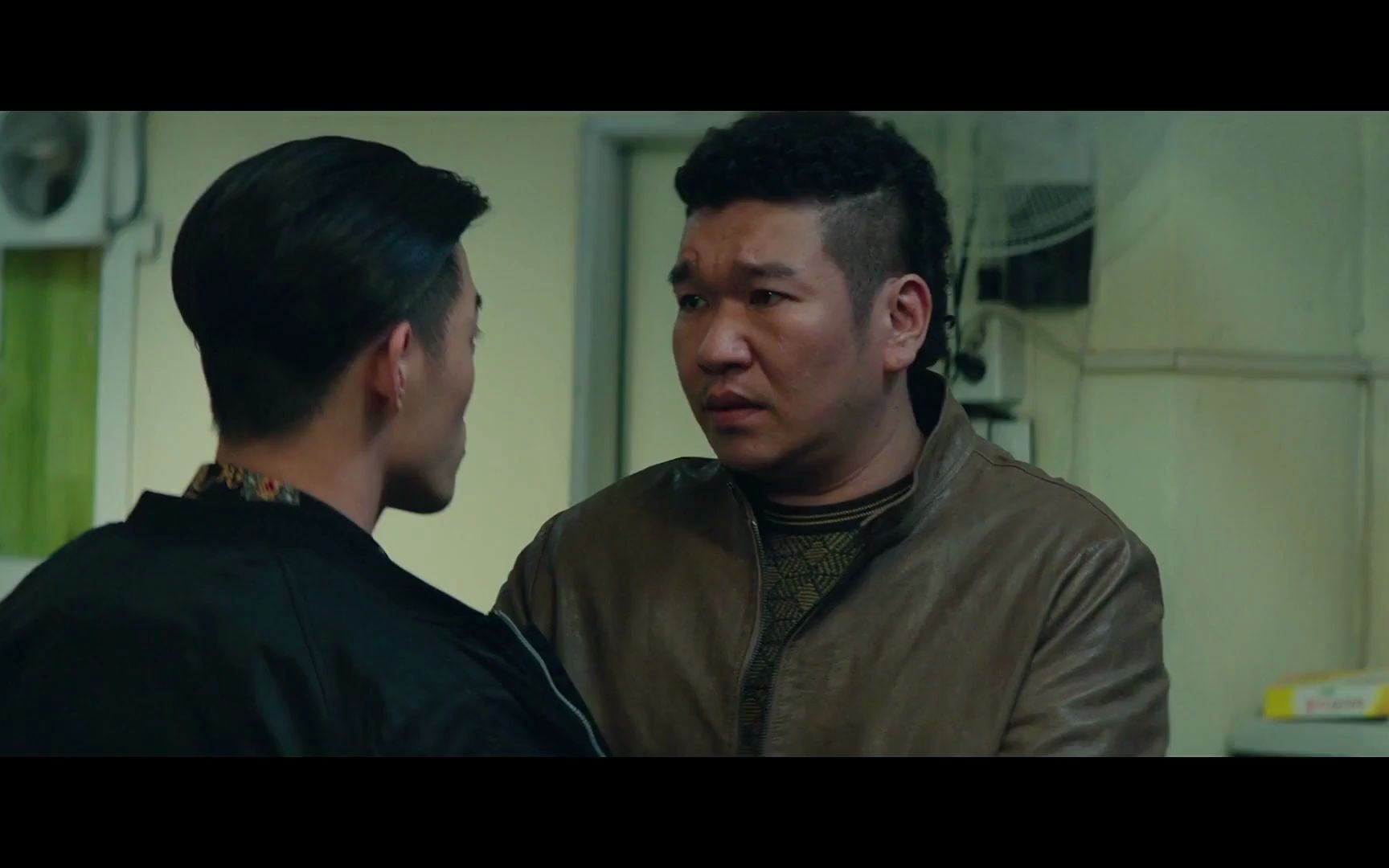 小混混欺负大婶 见昔日大哥被胖揍