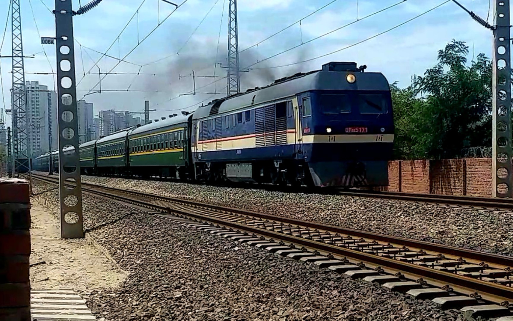 内燃机车在你耳边加速,df8b牵引古00461次天津站四号楼发车