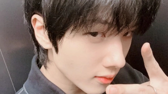 朴志晟泡泡自拍太男友风了吧,躺床上&运动服真的很爱