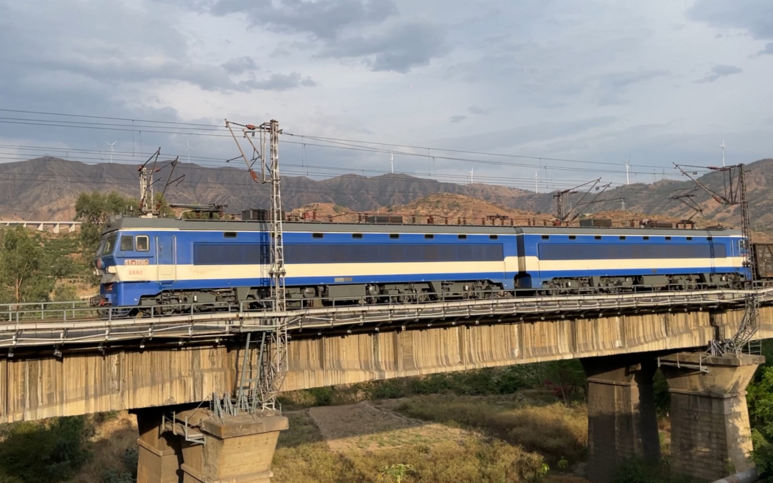 成昆线昆局昆段ss3b5030牵引敞车平车集装箱编组的