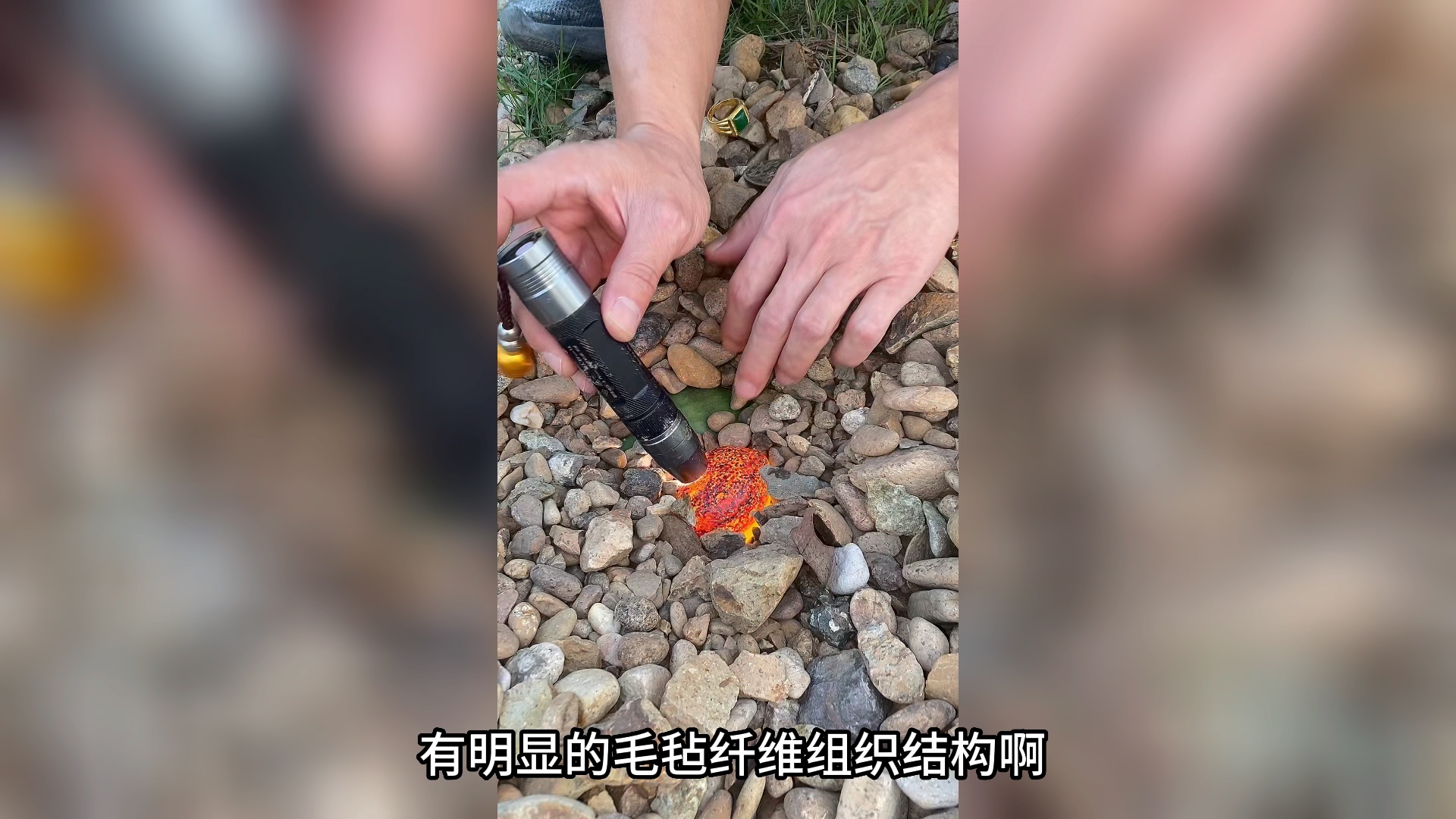 玉质细腻温润油性又重,有天然的毛毡纤维组织结构,对没错这就是传说中的和田红玉籽料呵,堪比羊脂白玉的存在哔哩哔哩bilibili