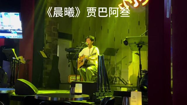 晨曦洒在我家屋檐下