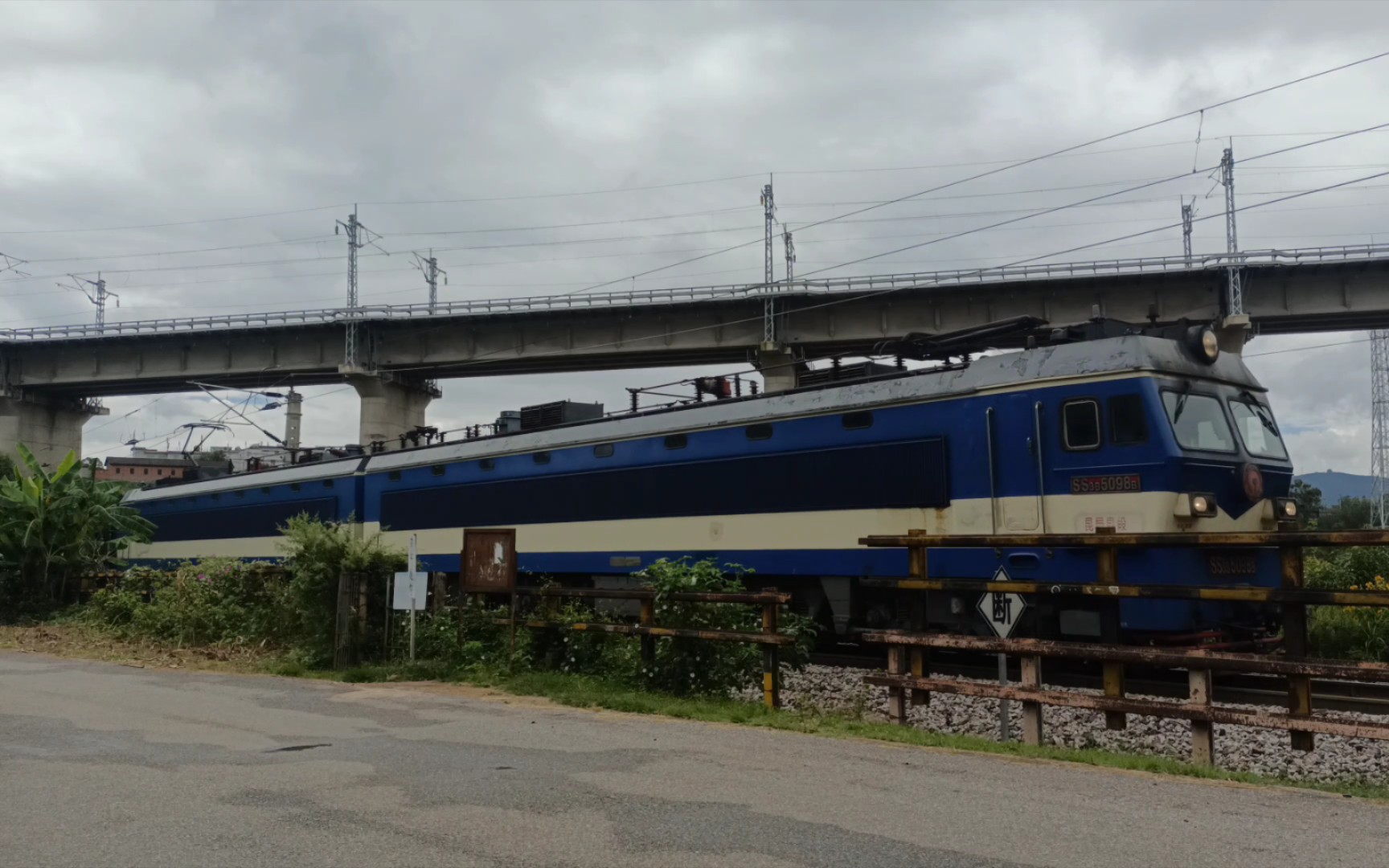 【老成昆铁路】昆局昆段ss3b牵引货列通过广通东边冲