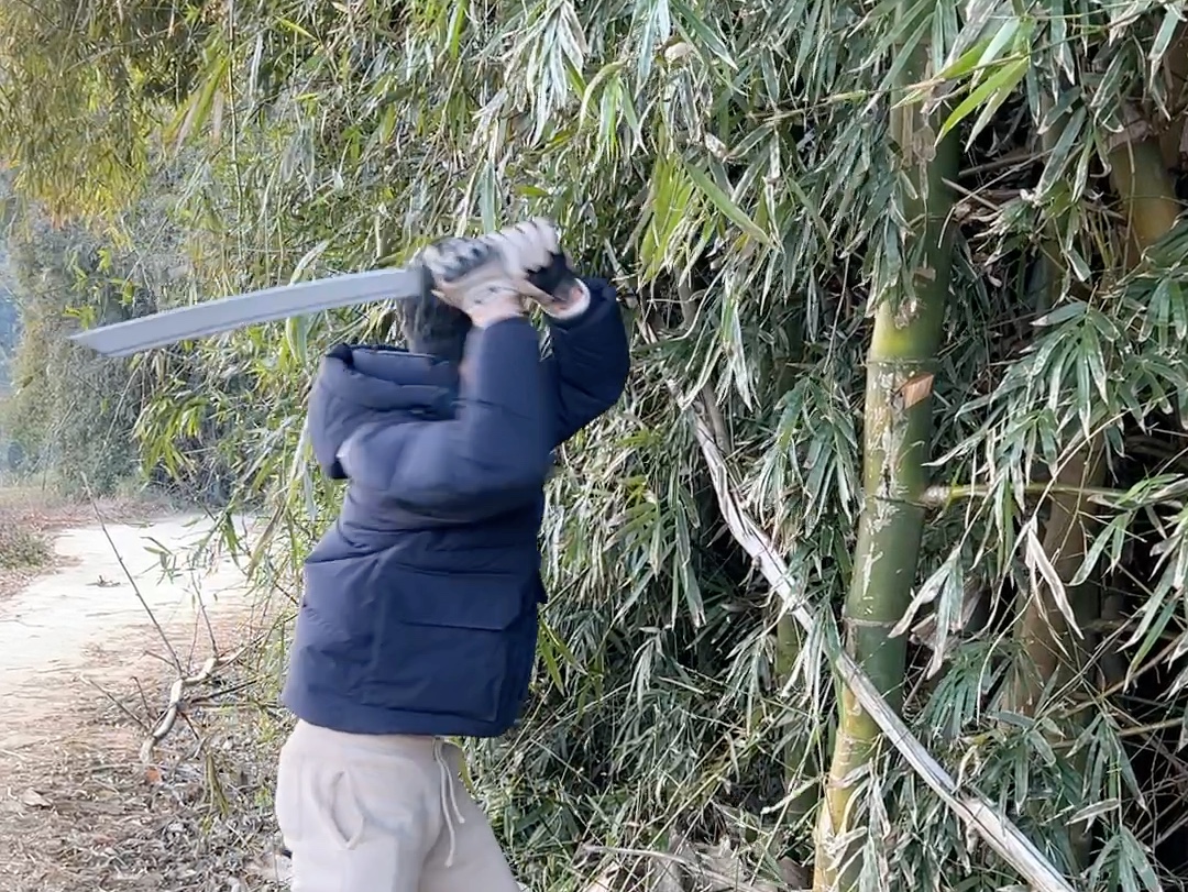 全国逼站的刀都是垃圾,全逼站玩刀的人都是娘炮(包括我在内).只有我偶像“采微人”和他指定认可的刀是好刀,认可的人是男人!我广西九万大山甘蔗...