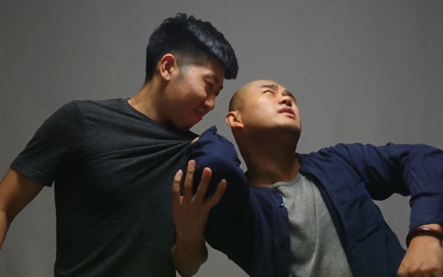 歹徒抓你衣领要打你,用这招推肘擒拿,挨打的就是他