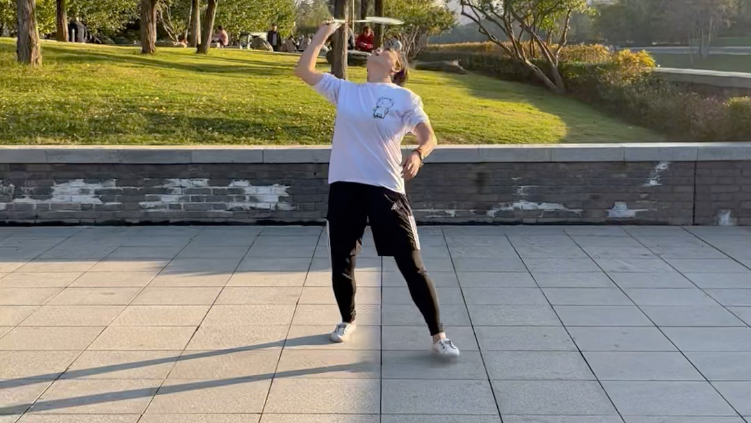 领导说我打球技术不行,每次都打不到她拍子上.