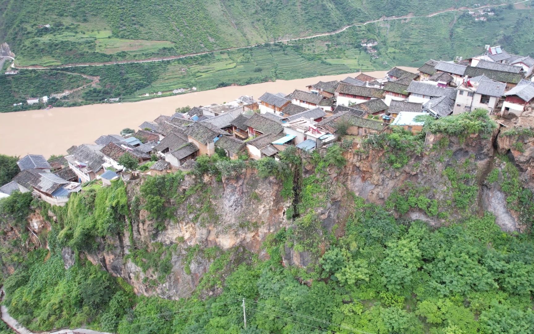 [图]云南天险之城，108户人家住一块巨石上，三面都是悬崖险峻无比