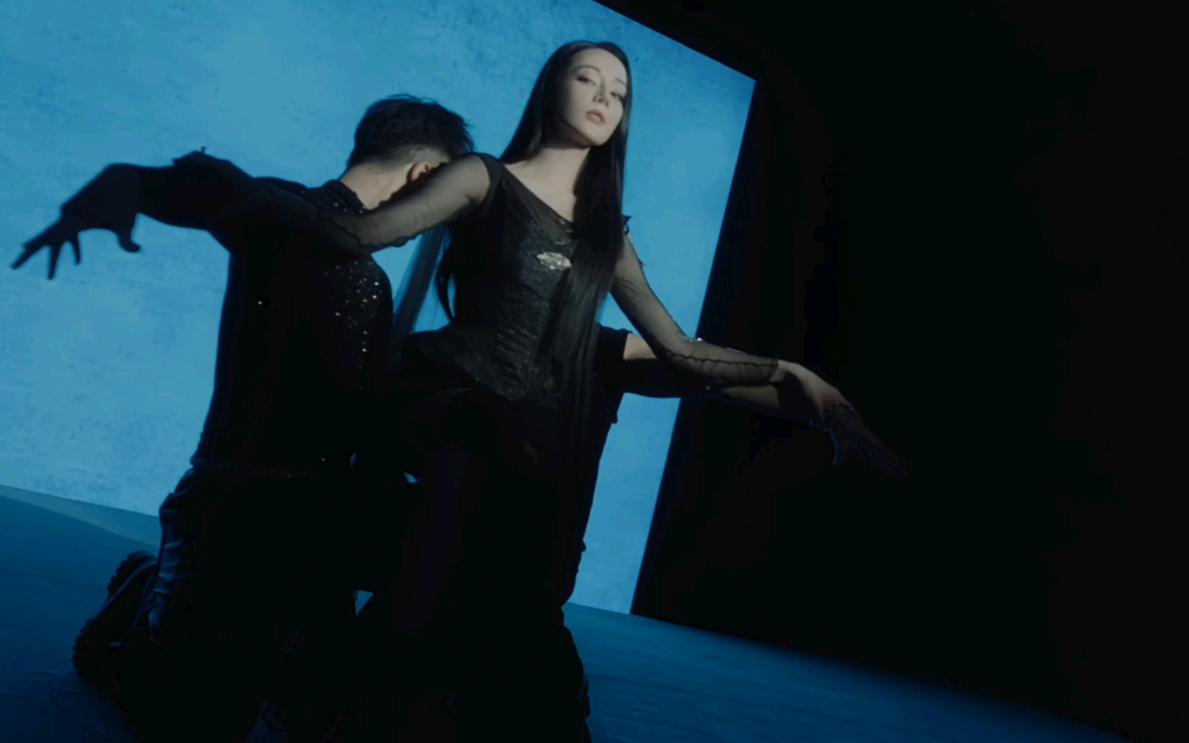 迪丽热巴明日又要上演性感热舞了99