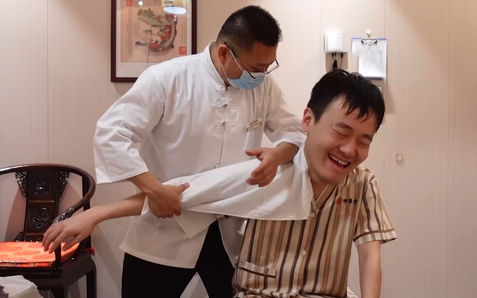 小伙去按摩,解压酸爽,差点被当成推拿大师!