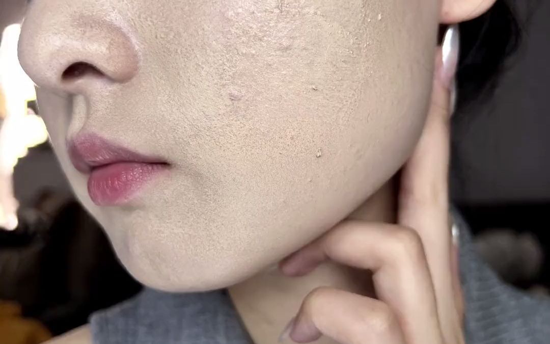 一到秋天底妆就卡粉斑驳,一个视频对它say漏漏漏