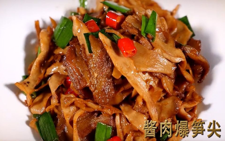 鲜美的竹笋和酱香的五花肉成就了这道下饭菜酱肉爆笋尖