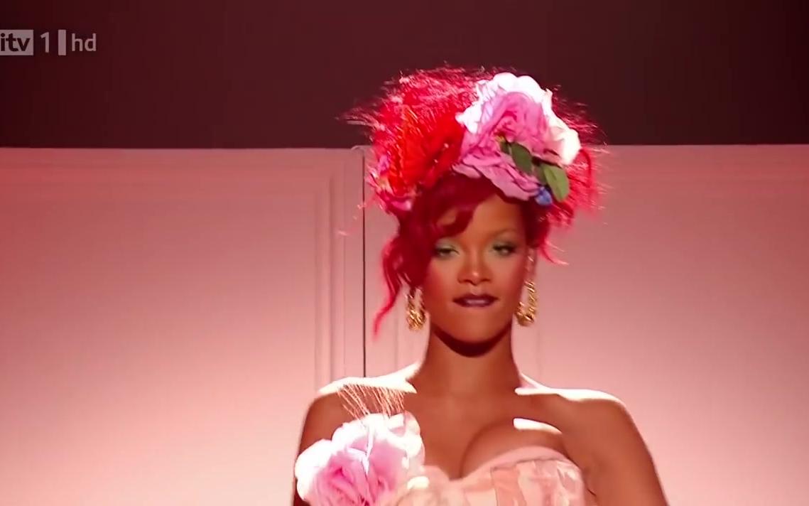 [图]【可爱的天之娇女】Rihanna - Only Girl (In The World) (Live 2010 X Factor)