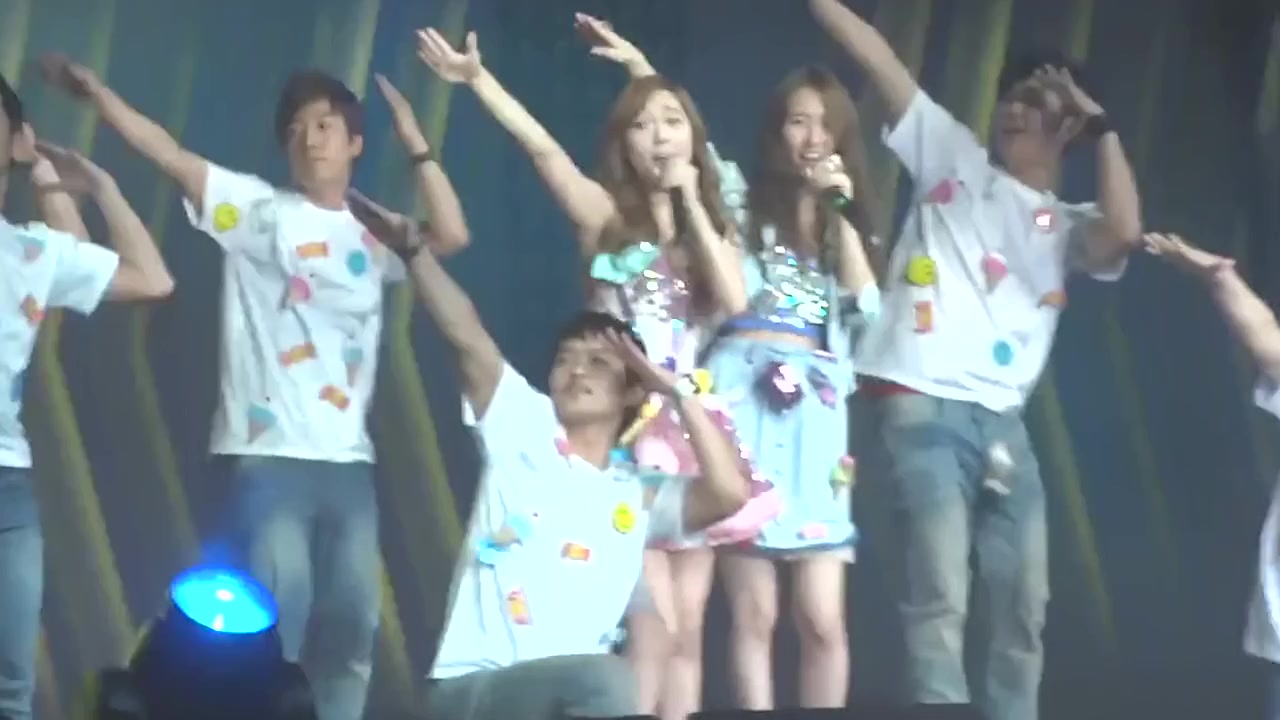 郑秀妍和郑秀晶姐妹热舞表演演唱-california girls 大美腿好漂亮啊