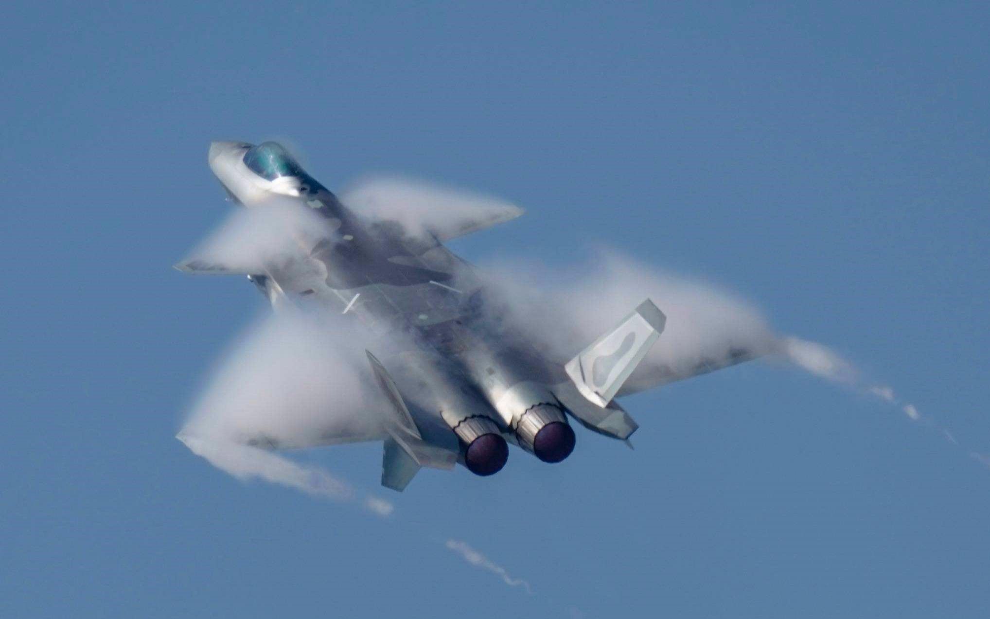 歼20战斗机完美的拍摄角度最后产生的涡流云太漂亮了