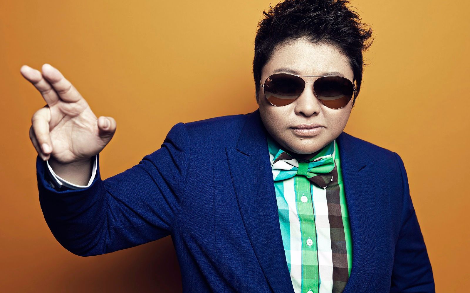 为做慈善当众下跪,赔光上亿资产终身不嫁,韩红是在作秀吗?