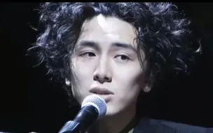 Descargar video: 藤井风顶着爆炸头唱《 LA・LA・LA LOVE SONG》