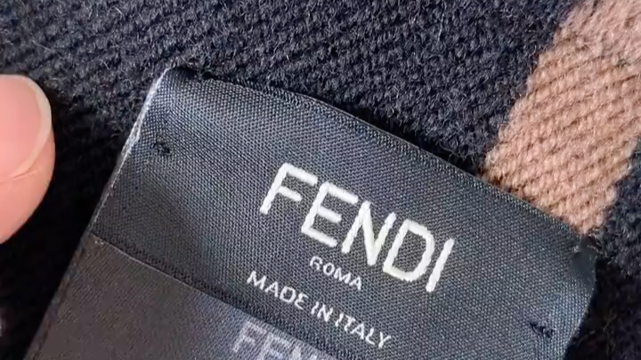 FENDI围巾视频讲解+图片细节!参考了很多博主得出的辨别真伪方法!拍了视频和图片供姐妹们参考哦~哔哩哔哩bilibili