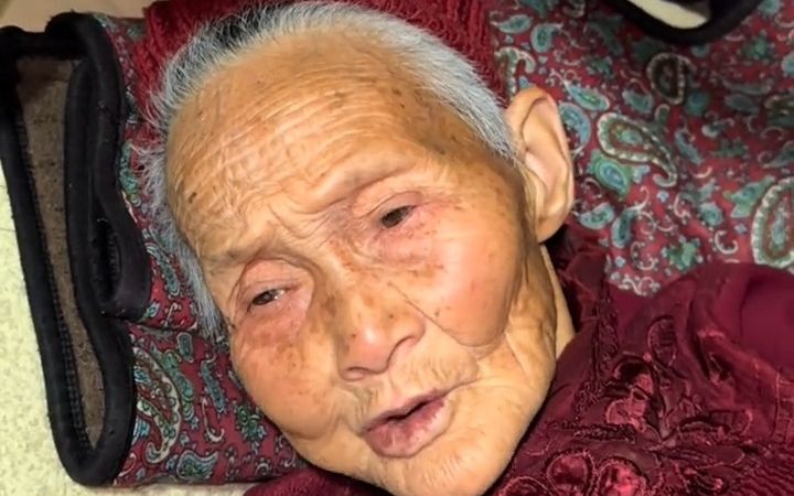 小老太您别担心我,我一定会加油,卖完就回来陪您,答应我一定不能哭啊