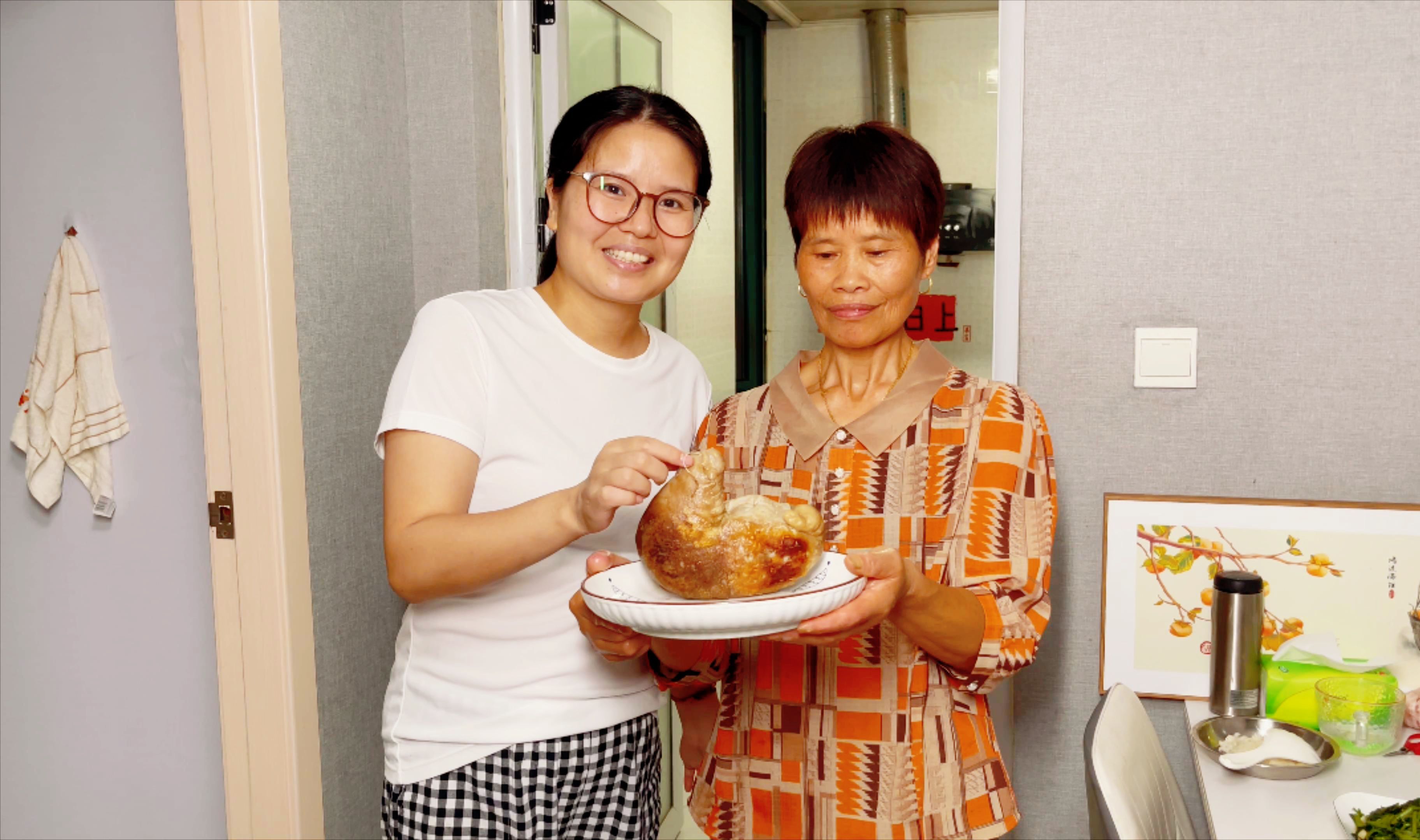 跨越300公里带来的食材,丈母娘给媳妇做家乡美食,媳妇吃着美滋滋哔哩哔哩bilibili