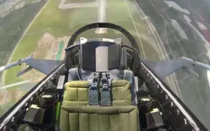 Video herunterladen: F-16无人起降飞行