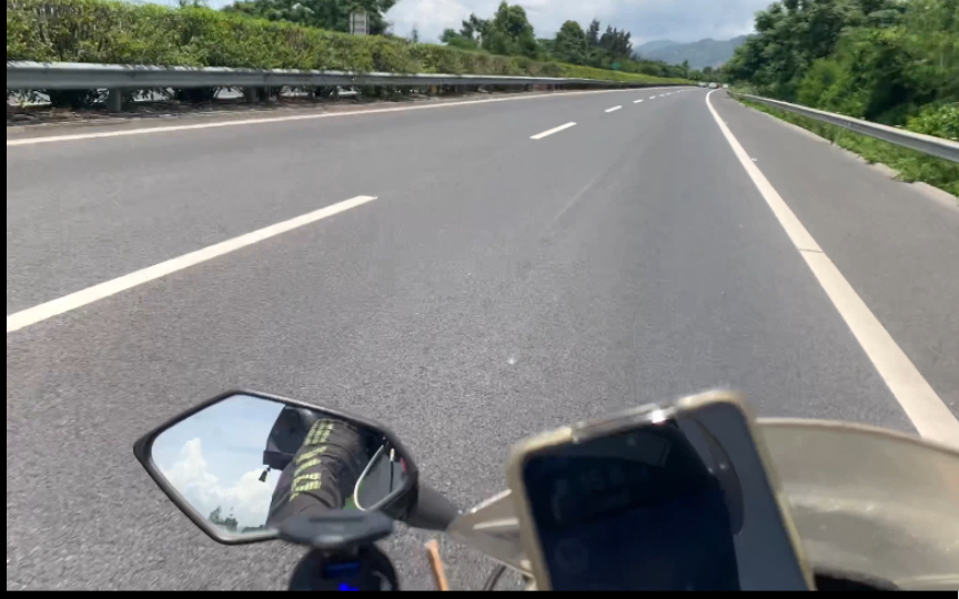 第一视角手机拍摄,我在高速公路开着摩托车看风景