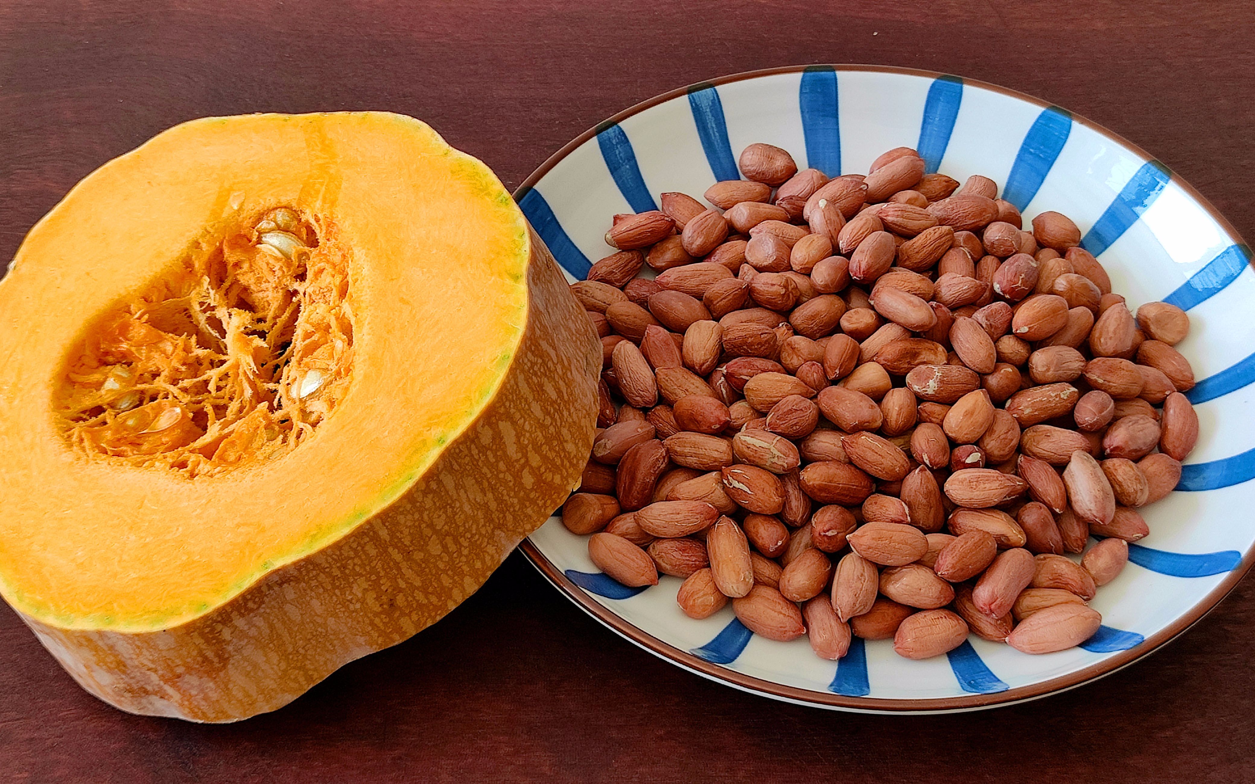 秋天要多吃南瓜,加一碗花生米,不蒸也不煮,简单一做,超好吃