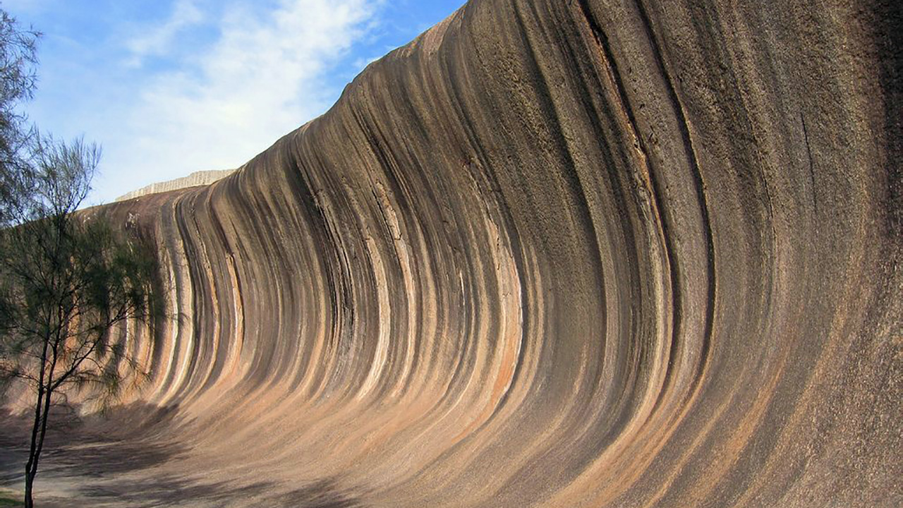世界上最"浪"的岩石,15米高如同海浪,每年吸引20万游客!
