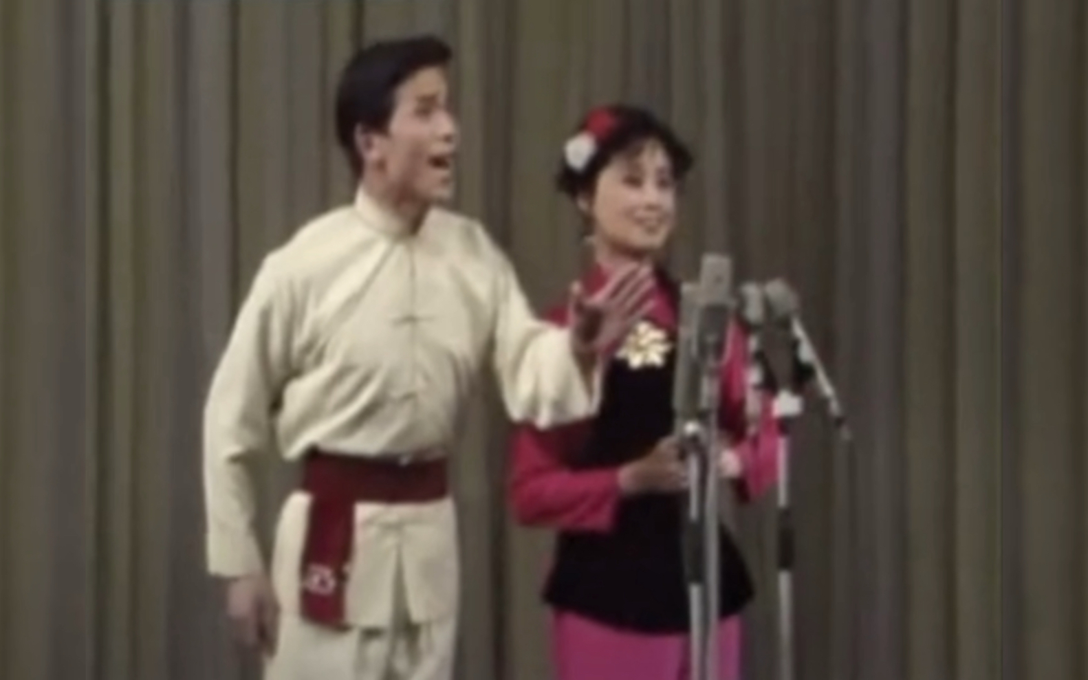 [图]1980年5月陈莹&姜亦亭现场演唱《回娘家》实况录像（“部分省、市、自治区民族民间唱法独唱二重唱会演优秀节目音乐会”；辽宁省代表队民乐队伴奏；来源：阎歌好听）