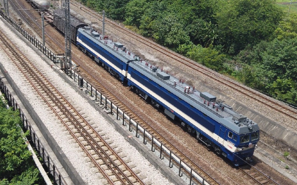 宁局柳段的ss3b5051牵引24321次由黔桂线去柳州西方向